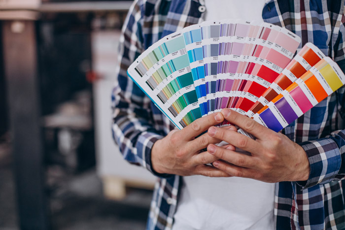 Consulenza tintometrica con mazzette colore Universal Color