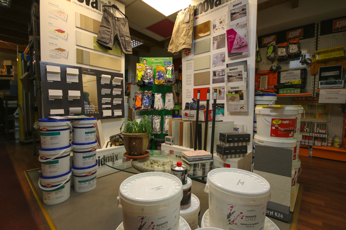 Showroom Universal Color a Gallarate: superfici, campionature e prodotti professionali