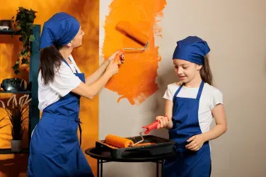 Professionisti al lavoro su una parete colorata