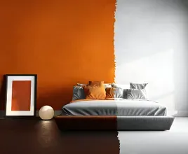 Ambiente residenziale con parete in tinta viva